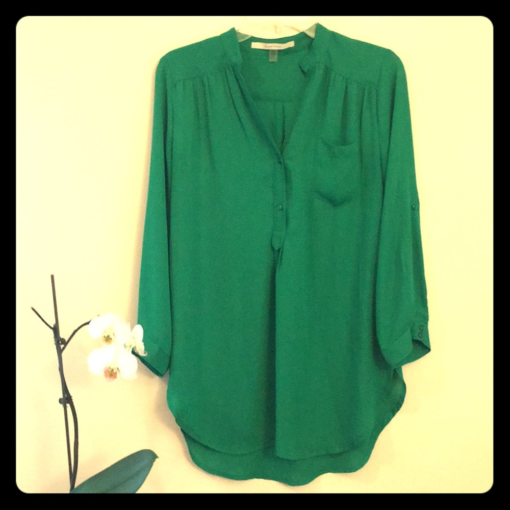 Long-sleeved green button v-neck shirt